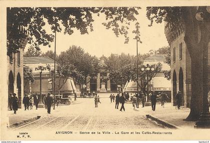 AW  961-  C P A -    AVIGNON   (84)   SORTIE DE LA VILLE  LA GARE ET LES CAFES RESTAURANTS