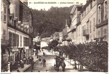 Carte Postale Ancienne de BAGNERES de BIGORRE - Avenue Carnot