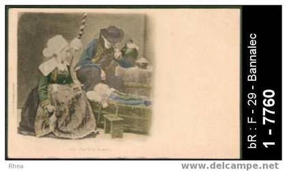 29 Bannalec - 1037. Famille de Bannalec - carte nuage, costume - carte nuage famille berceau  /  D29D  K29004K  C29004C