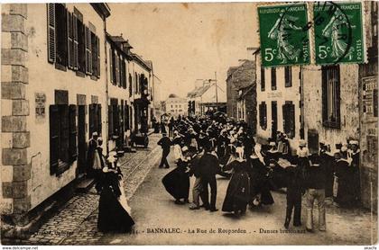 CPA BANNALEC-La Rue de ROSPORDEN-Danses bretonnes (188635)