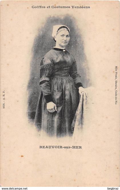 BEAUVOIR  SUR MER     FEMME EN COIFFE