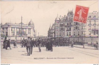 90 - BELFORT - TROUPE MILITAIRE A L'ENTREE DE L'AVENUE CARNOT