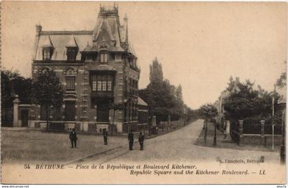 CPA BÉTHUNE-Place de la République et Boulevard Kitchener (46371)