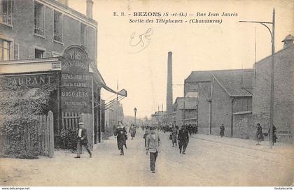 CPA 95   BEZONS RUE JEAN JAURES SORTIE DES TELEPHONES (CHAUSSURES)