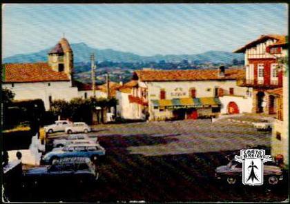 64 Bidart - "LE PAYS BASQUE" 1.297. BIDART. La Place de la Mairie et l'Eglise. Au fond, la Rhûne - cpsm