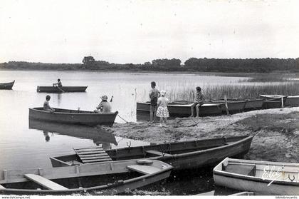 D40 BISCARROSSE (Landes), VUE ANIMEE DES BATEAUX à MAGUIDE