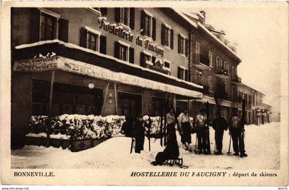 CPA Bonneville Hostellerie du Faucigny départ des skieurs (1275847)