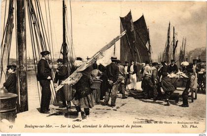 CPA BOULOGNE-sur-MER - sUR LE QUAI (196447)