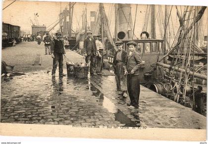 CPA BOULOGNE-sur-MER - Sur les Quais (196089)