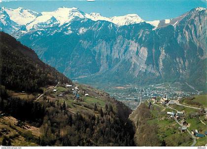 38 - Bourg d'Oisans - Au premier plan, la Garde - Vue générale de Bourg d'Oisans - Au fond, le Grand Rochail (3050 m.) e