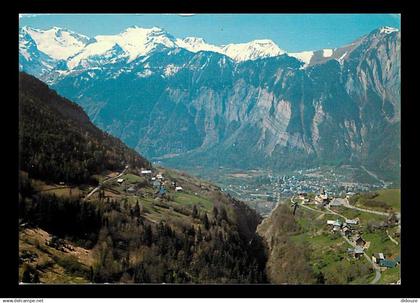 38 - Bourg d'Oisans - Au premier plan, la Garde - Vue générale de Bourg d'Oisans - Au fond, le Grand Rochail (3050 m.) e