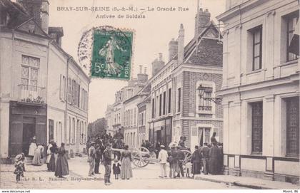 77 - BRAY SUR SEINE - LA GRANDE RUE - ARRIVEE DE SOLDATS