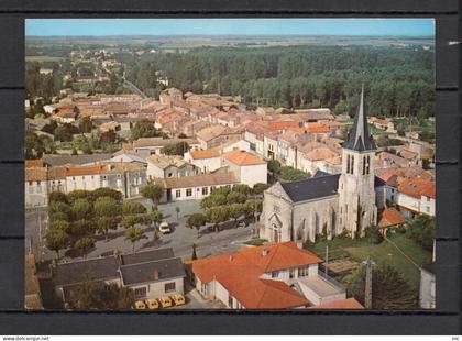 79 - Brioux sur Boutonne - L'eglise et le centre du bourg - Vue aerienne