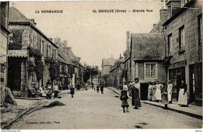 CPA BRIOUZE - Grande Rue (250050)