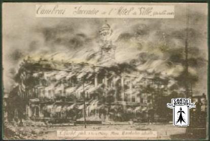 59 Cambrai - Cambrai  Incendie de l´Hôtel de Ville (Octobre 1918) - cpa