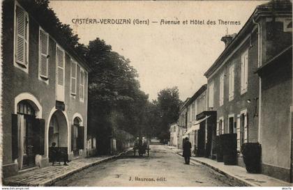 CPA CASTERA-VERDUZAN Avenue et Hotel des Thermes (1169663)