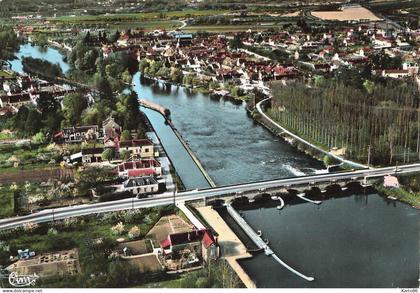 champs sur yonne * vue générale sur la commune et le pont