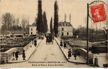 CPA CHATEAUNEUF-sur-SARTHE - Entrée du Pont et Avenue de (296860)