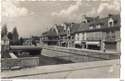 Chatillon-sur-Seine - La Seine et la Place du Guichet