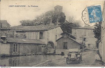 CPA Chef-Boutonne La Fontaine - très ancienne voiture