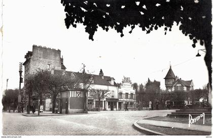 Carte POSTALE  Ancienne  de  CHELLES - Place de la Gare