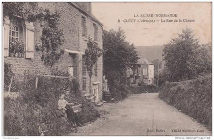 Calvados :  CLECY , Clécy :  vue,   la  rue de  la  chasse