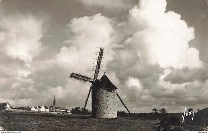 CLEDEN CAP SIZUN : LE VIEUX MOULIN ET LE VILLAGE