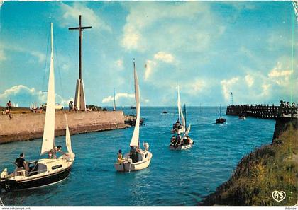 14 - Courseulles sur Mer - Yachts sortant du port - Bateaux - Flamme Postale de Courseulles sur Mer - CPM - Voir Scans R