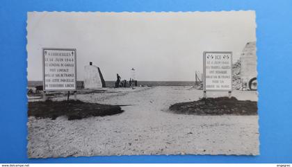 CPA  Calvados - Courseulles-sur-Mer - Tableaux élevés en souvenir du débarquement de Juin 1944, "Le Général De Gaulle...