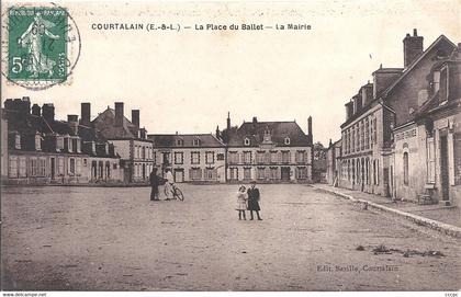 CPA Courtalain La place du Ballet La Mairie