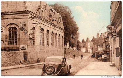 CROCQ LA HALLE ET LE CHATEAU DU 17 EME SIECLE  AUTOMOBILE TELEPHONE PUBLIC