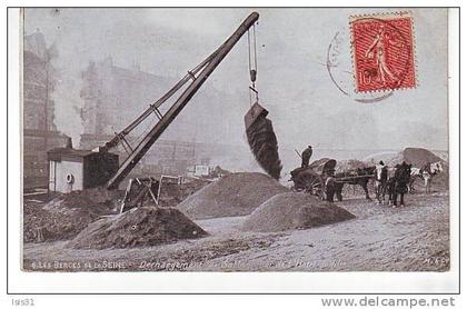 Dép 75 - Q892 - Paris - Arrondissement: 04  - Berges de la Seine - Déchargement de sable quai de l´hôtel de ville - état