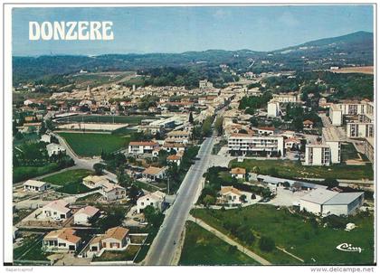 drôme :  DONZERE  : vue  aérienne  ( stade foot au fond )