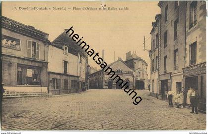 Maine-et-Loire - Doue-la-Fontaine - Place d'Orleans et les Halles au ble