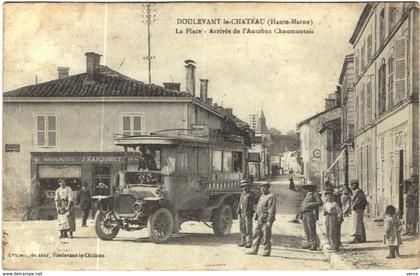 Carte Postale Ancienne de DOULEVANT LE CHATEAU-La Place-Arrivée de l'Autobus Chaumontais