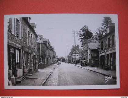 CPA   Photo Ducey  Rue du Génie ; au fond, le Monument aux morts et la place du Générale De Gaulle