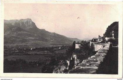 HAUTES ALPES - EMBRUN - VUE GENERALE LA PLAINE DE LA DURANCE - CARTE DATEE DE 1955.