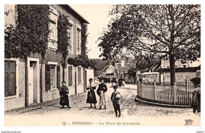 Epernon - La Place du Synacomore