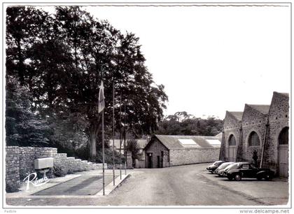 Carte Postale 29. Ergue Gaberic Lestonan entrée des Usines des Papeteries Bolore  trés beau plan