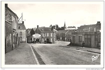 CPSM Ernée  pompes à essence - avenue Duvivier- voitures anciennes