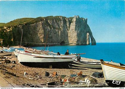 76 - Etretat - La plage et la porte d'Aval - Scènes de Plage - Flamme Postale de Etretat - CPM - Voir Scans Recto-Verso