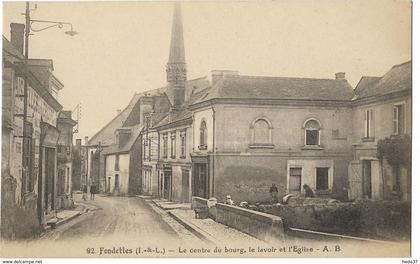 Fondettes - Le centre du bourg, le lavoir et l'Eglise