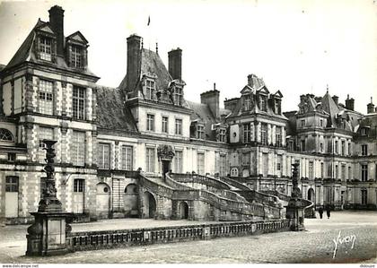 77 - Fontainebleau - Palais de Fontainebleau - Cour des Adieux - CPSM grand format - Flamme Postale de Fontainebleau - C