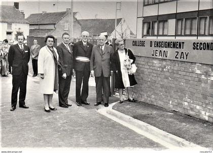 photo 9 x 12.5 Monsieur Victor Provo Sénateur Maire de Roubaix devant collège Jean Zay à Croix