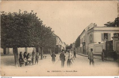 CPA FRESNES - La Grande Rue (44962)