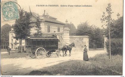 CPA Prison de Fresnes Entrée d'une Voiture cellulaire