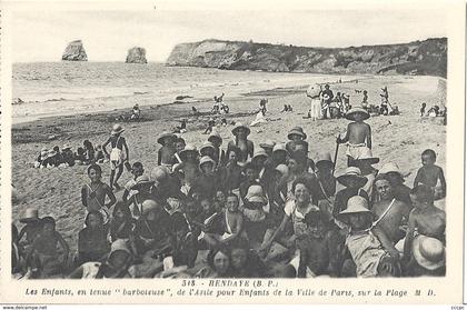 CPA Hendaye Les enfants en barboteuse de l'Asile pour enfants de la ville de Paris - Les Rochers "Deux Jumeaux"