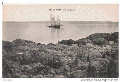 ILE DE BATZ SUR LES ROCHERS (VOILIER)