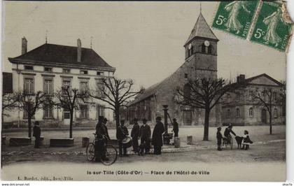 CPA IS-SUR-TILLE - Place de l'Hotel de Ville (47478)