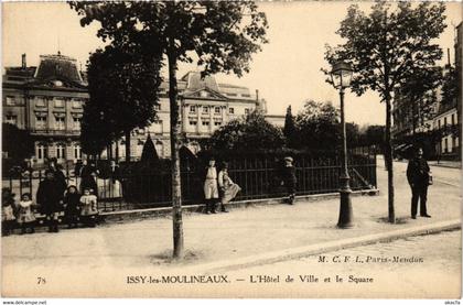 CPA ISSY-les-MOULINEAUX - L'Hotel de Ville et le Square (987013)